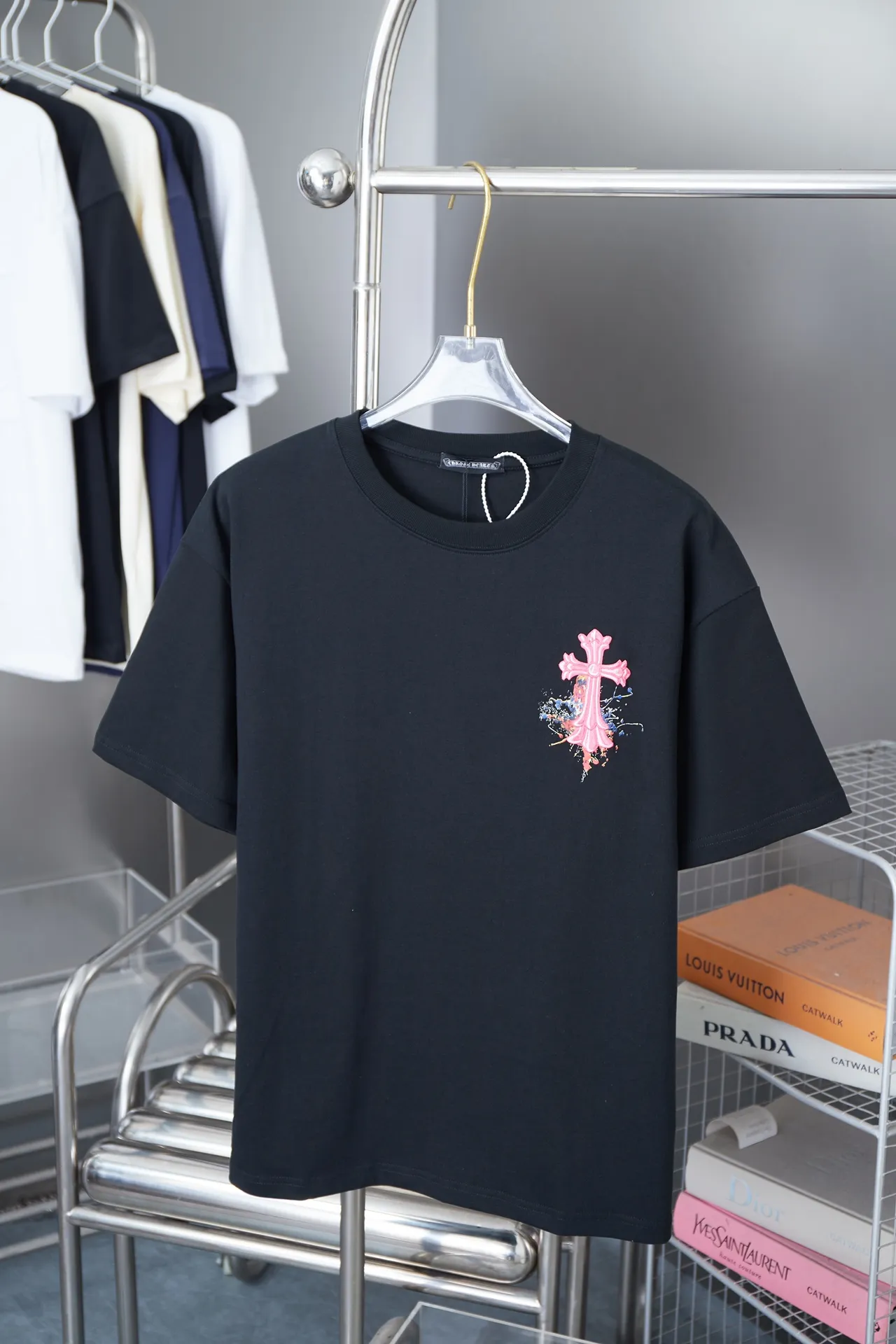 🅿️200 Ch*ome Hearte 25SS early spring new style Contrast color embroidery Crow heart cross short sleeve Light luxury essential item for daily commuting for men and women Correct version Welcome to compare Detailed features · 320g 100% pure cotton double yarn jersey fabric · Custom dyed in the same cylinder, special thickened 32 pieces double-strand 1X1 thread · Imported Tajima machine embroidery tatami embroidery · Digital direct printing logo pattern · Double-needle stitching and cross-seam technology · Original main mark, washed tag, brand moisture-proof paper packaging Color: black/white/pink Size: S/M/L/XL